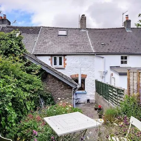 Cosy Welsh Town Cottage Brecon Exterior photo
